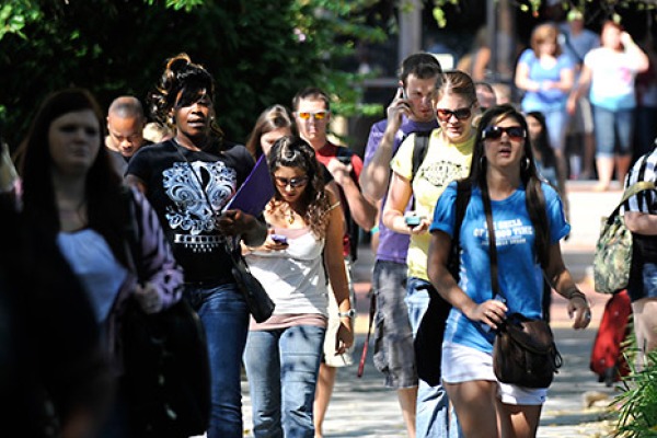 CHATT STATE STUDENTS -- Chattanooga State students explore the community colleges campus.