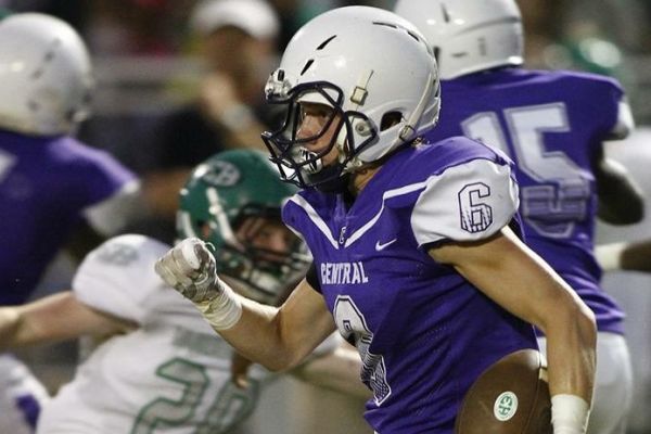 POUNDERS DEFEND THE HILL -- Wide Receiver Andrew Bingham running for the Pounders.