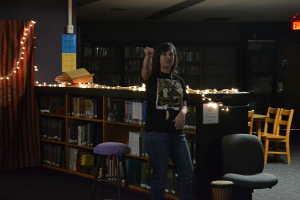 MS. WHITE EXPLAINS THE PROCESS OF THE POETRY SLAM -- Sophomore English teacher, Ms. Sally White, explains to her students how to present their poems.