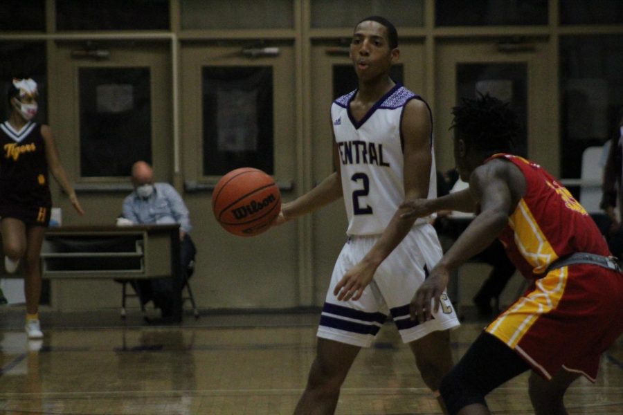 POUNDERS VICTORIOUS AGAINST DISTRICT RIVAL -- Senior Donovin Taylor looks up the court.