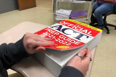 (file phto)-- A student prepares to practice with the 2021-2022 ACT Prep Book.