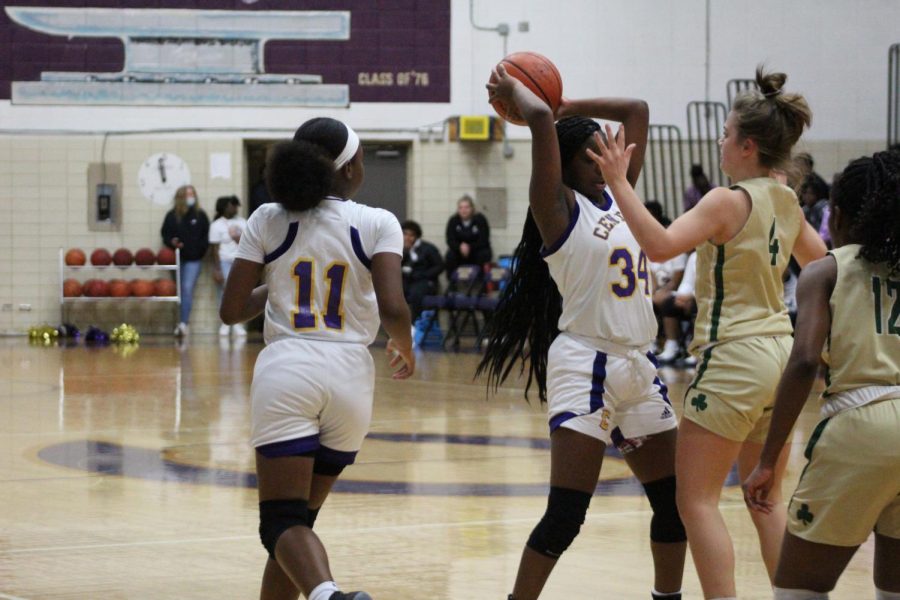 GIRLS BASKETBALL 2021-2022 SEASON GALLERY- Lady pounder throwing the ball across the court.