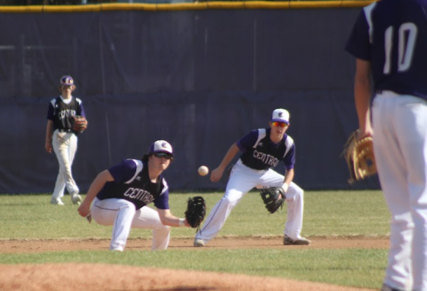 BASEBALL+GOES+1+FOR+3+IN+WILDCAT+CLASSIC+--+Shortstop+Keaton+Hesson+catching+ball+thrown+to+second+base.+